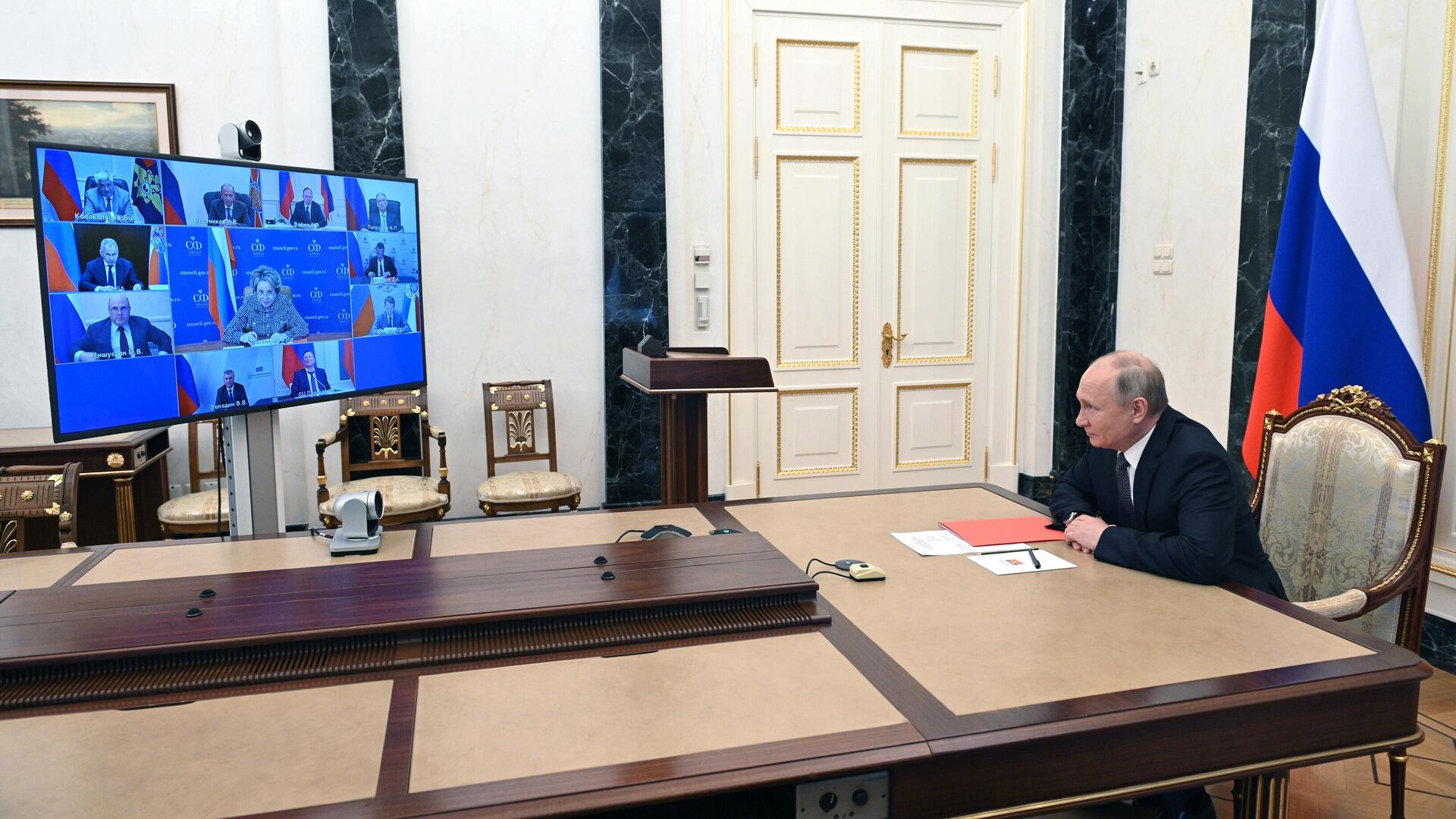 Президент РФ Владимир Путин проводит оперативное совещание с членами Совета безопасности - РИА Новости, 1920, 20.05.2022