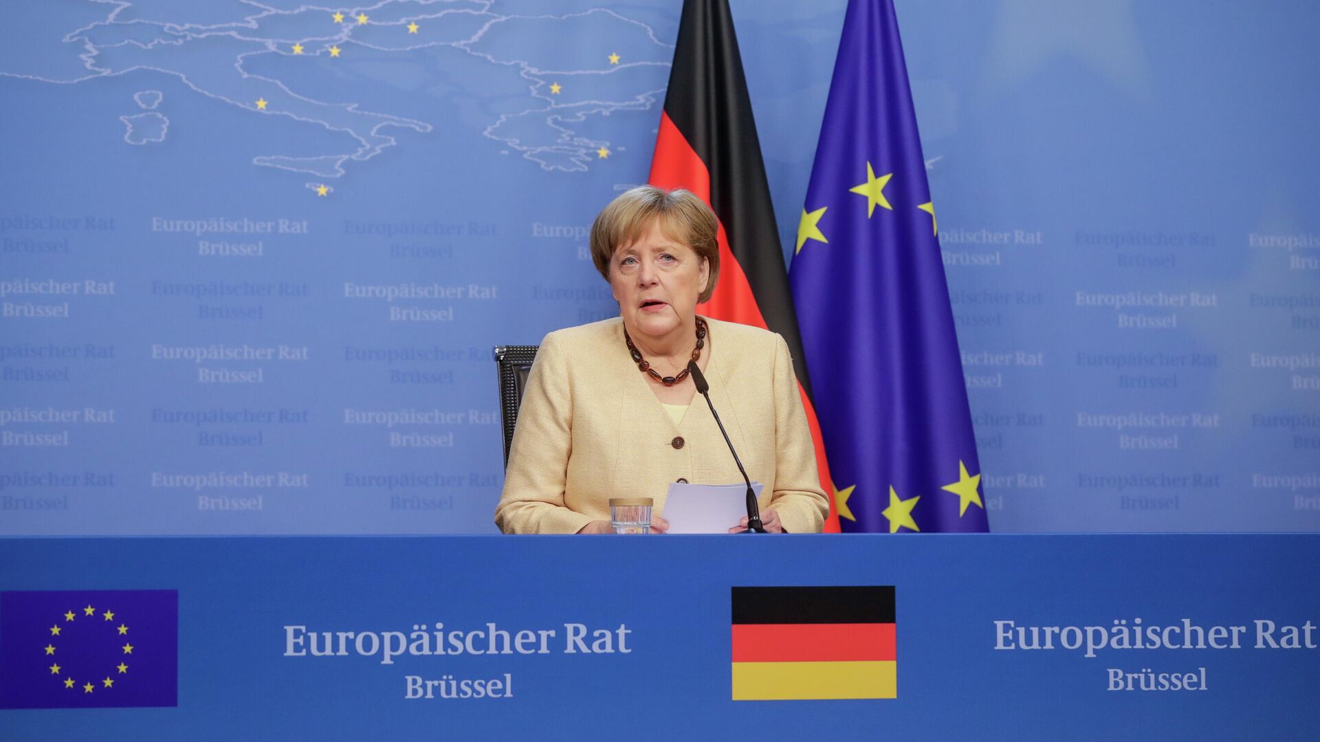 Канцлер Германии Ангела Меркель на пресс-конференции во время саммита ЕС в Брюсселе - РИА Новости, 1920, 13.07.2021
