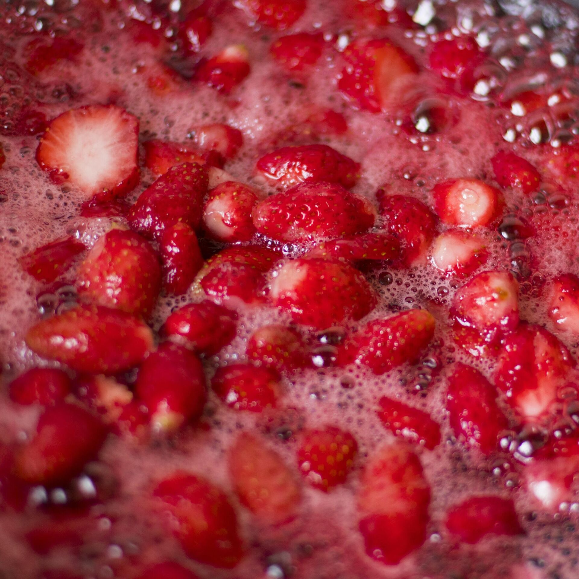 Рецепт густого клубничного варенья с целыми ягодами