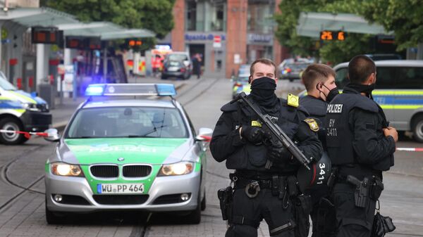 Полицейские на месте нападения мужчины с ножом в Вюрцбурге, Германия