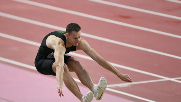 Российский спортсмен Алексей Федоров в квалификационных соревнованиях по тройному прыжку среди мужчин на чемпионате мира по легкой атлетике 2019 в Дохе.