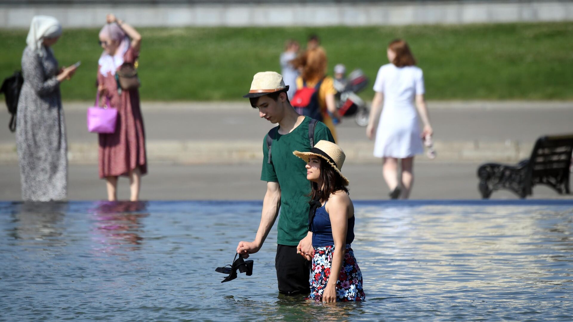 Молодые люди в жаркую погоду гуляют в фонтане в ЦПКиО имени Горького в Москве - РИА Новости, 1920, 14.07.2021