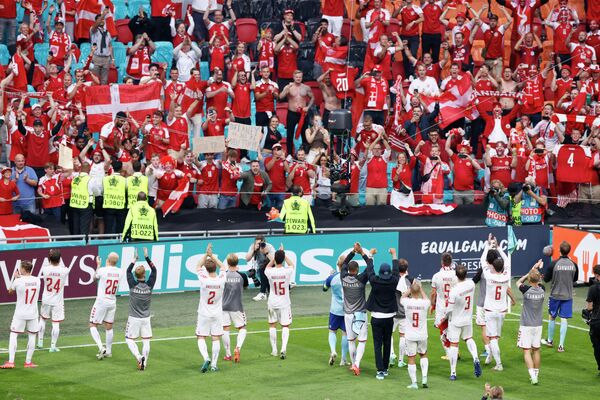 Футболисты сборной Дании благодарят болельщиков за поддержку
