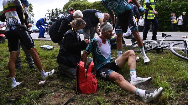 Сирил Лемуан после аварии на первом этапе велогонки Тур де Франс