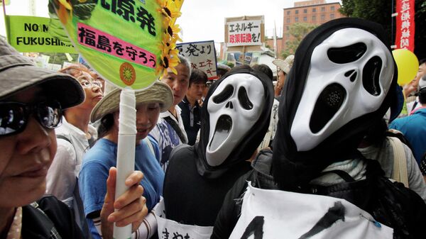 Участники антиядерной демонстрации в Токио, Япония