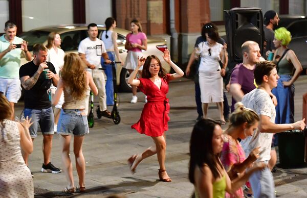 Люди танцуют на летней веранде одного из ресторанов в центре Москвы