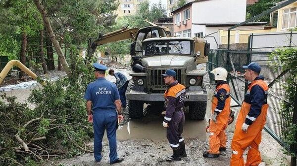 Сотрудники МЧС РФ выполняют аварийно-восстановительные работы в Крыму после подтоплений