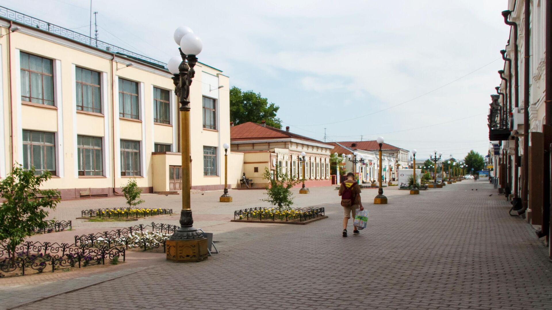 Опустевшая улица Ленина в Улан-Удэ - РИА Новости, 1920, 09.07.2021