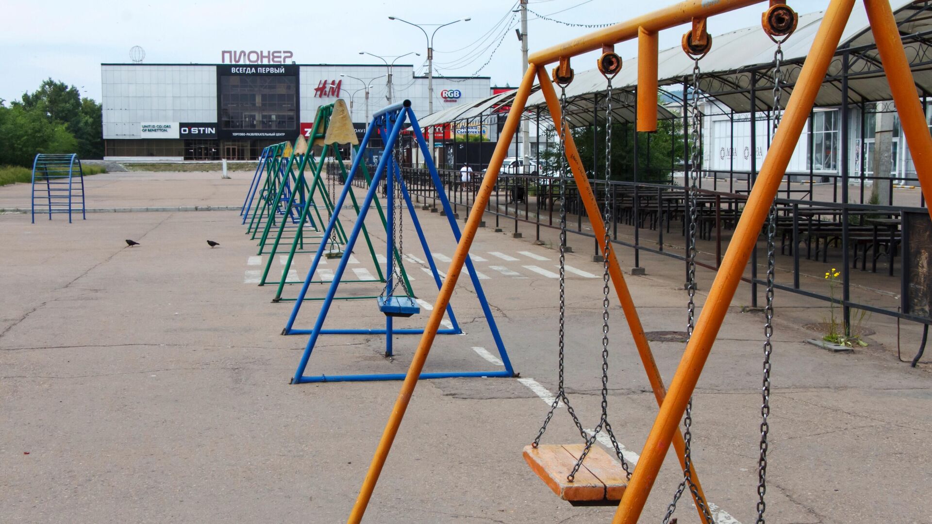 Опустевшая детская площадка у ТЦ Пионер в Улан-Удэ - РИА Новости, 1920, 12.07.2021