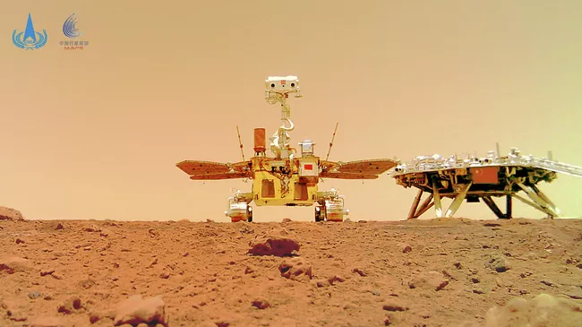 Китайский марсоход Zhurong и посадочный модуль миссии Tianwen-1 на поверхности Марса 