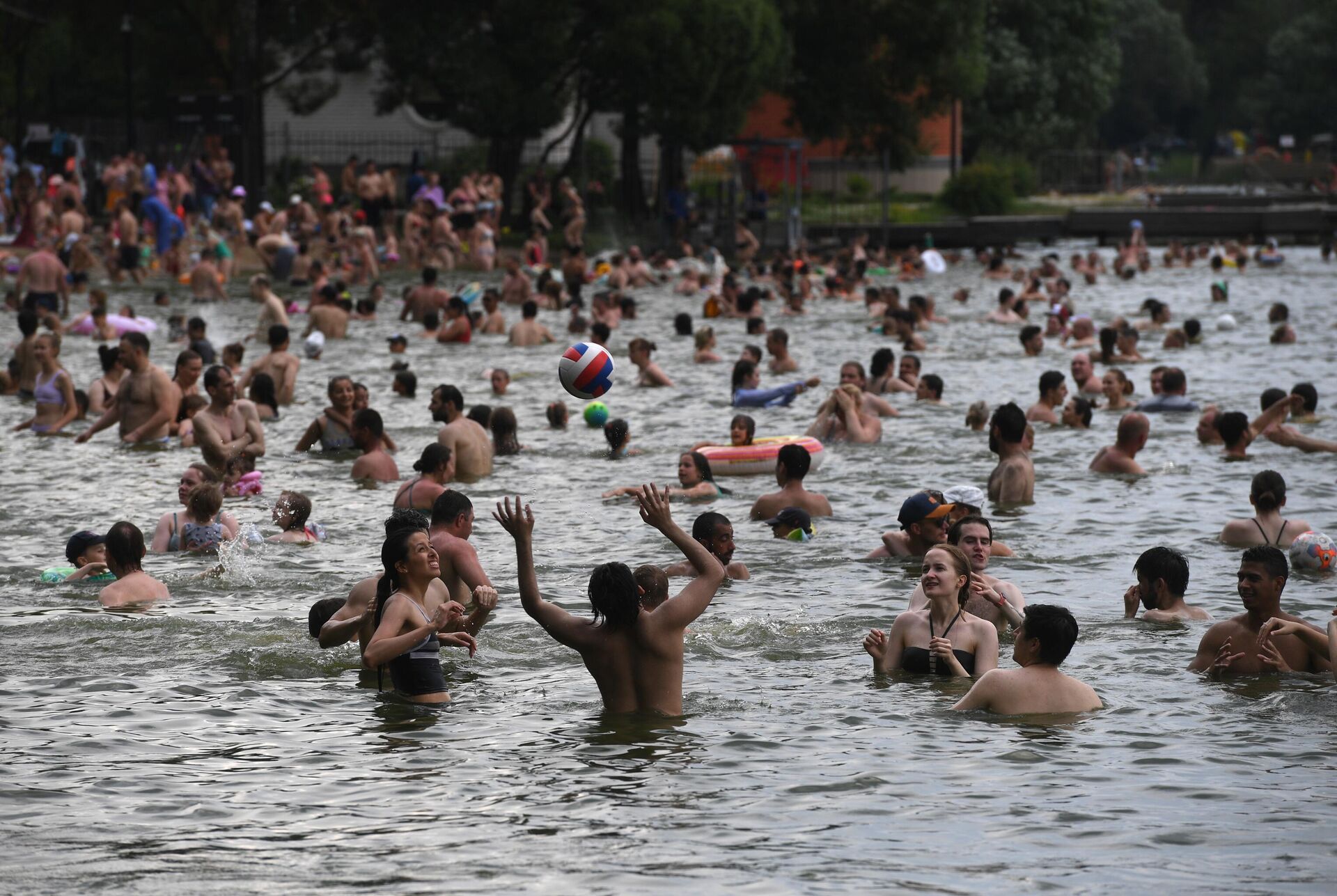 Отдыхающие купаются в пруду в парке Мещерский в жаркий день - РИА Новости, 1920, 13.07.2021