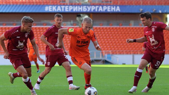 Полузащитник Урала Андрей Егорычев (в центре)