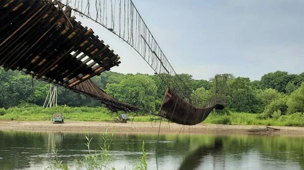 Поврежденный подвесной мост через реку Уссури в Чугуевском муниципальном округе Приморья