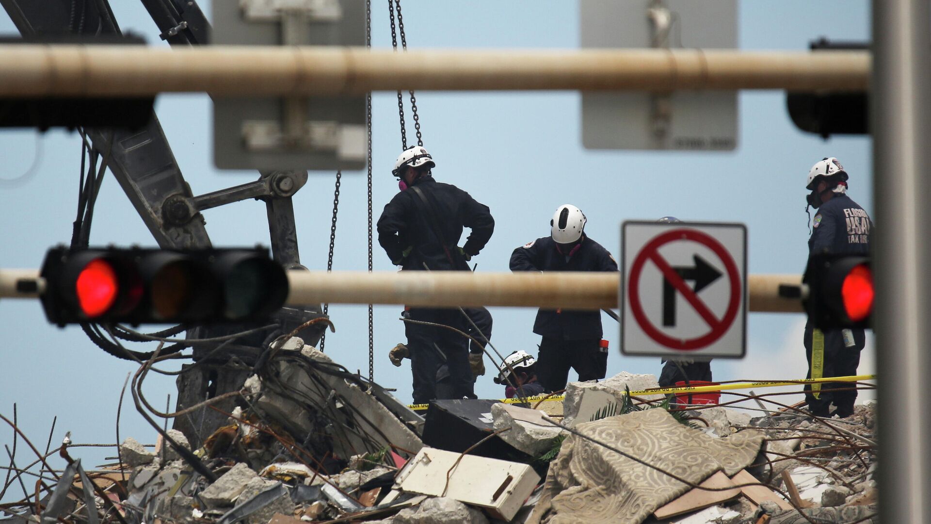 Поисково-спасательные работы на месте обрушения здания в городе Серфсайд под Майами, штат Флорида, США - РИА Новости, 1920, 10.07.2021