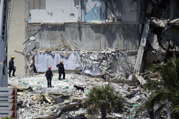 Поисково-спасательные работы на месте обрушения здания в городе Серфсайд под Майами, штат Флорида, США