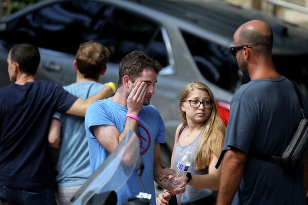 Члены семей пропавших без вести недалеко от места обрушения здания в городе Серфсайд под Майами, штат Флорида, США