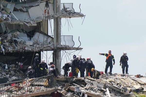 Поисково-спасательные работы на месте обрушения здания в городе Серфсайд под Майами, штат Флорида, США