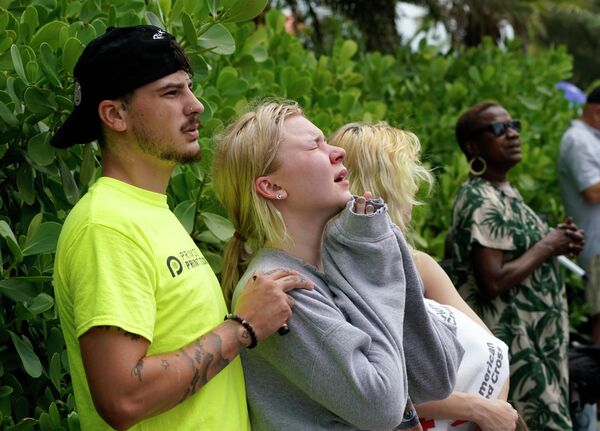 Члены семей пропавших без вести на месте обрушения здания в городе Серфсайд под Майами, штат Флорида, США