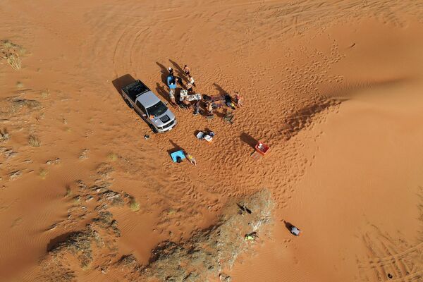 Люди принимают ледяные ванны в пустыне недалеко от Шарджа, ОАЭ