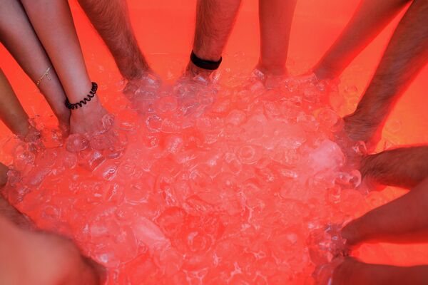 Люди принимают ледяные ванны в пустыне недалеко от Шарджа, ОАЭ