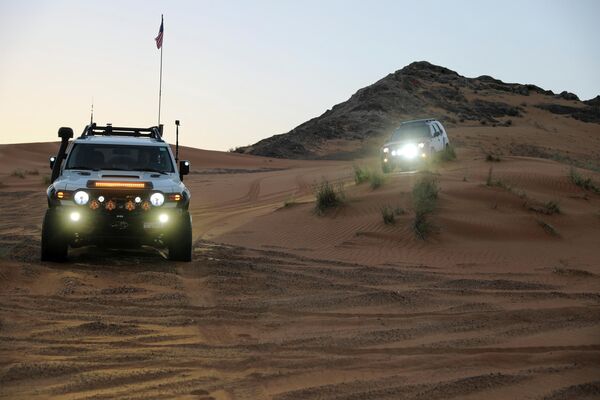 Автомобили в пустыне недалеко от Шарджа, ОАЭ