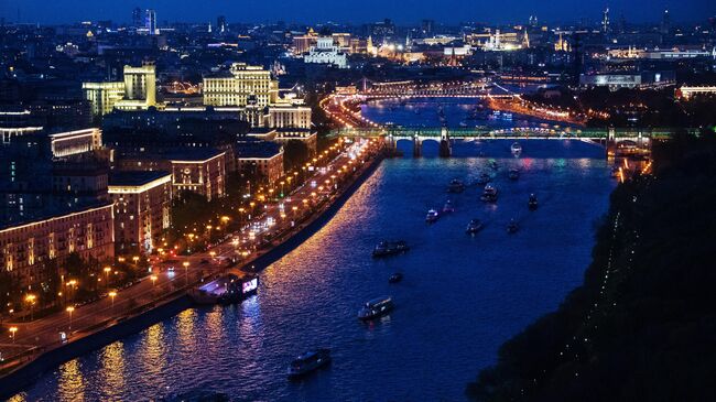 Вид на Пушкинский мост и прогулочные суда в акватории Москвы-реки