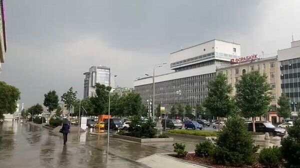Раскаты грома и вспышки молний: мощный ливень обрушился на Москву