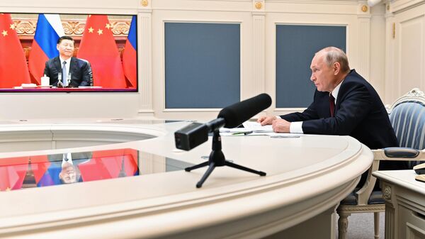 Президент РФ Владимир Путин и председатель КНР Си Цзиньпин во время беседы в формате видеоконференции