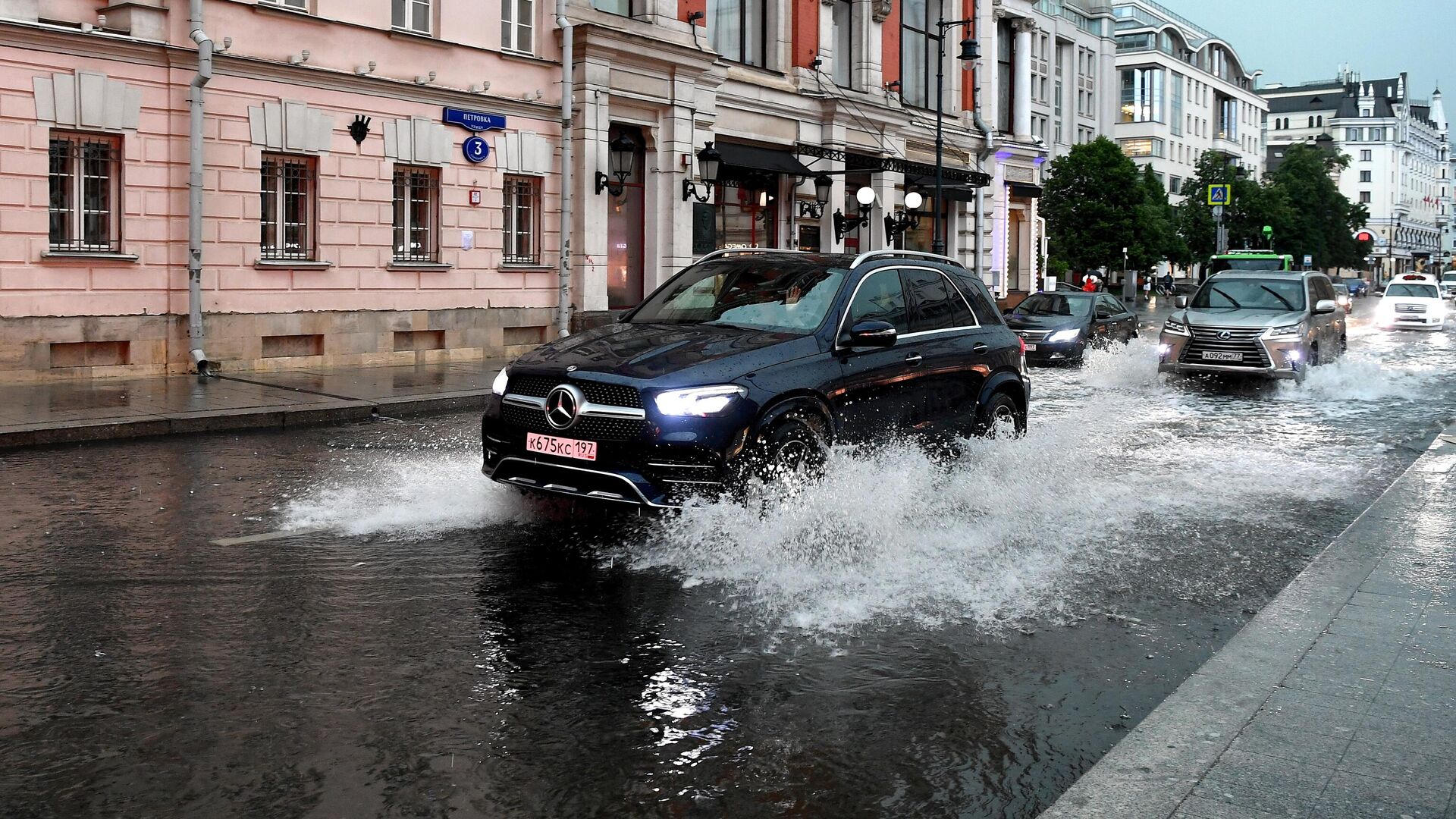 Автомобили едут по одной из улиц в Москве во время дождя - РИА Новости, 1920, 05.07.2021