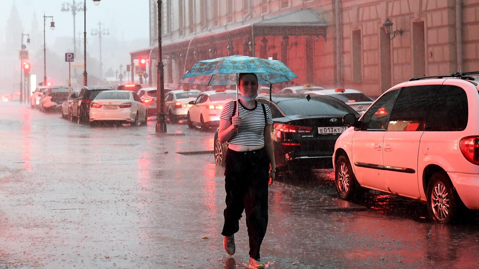 Девушка на одной из улиц в Москве во время дождя - РИА Новости, 1920, 11.08.2021