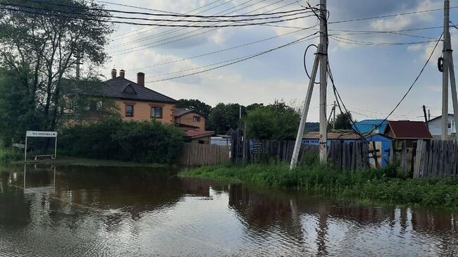 Подтопленная улица из-за резкого подъема уровня в бассейне реки Зеи после прошедших сильных дождей