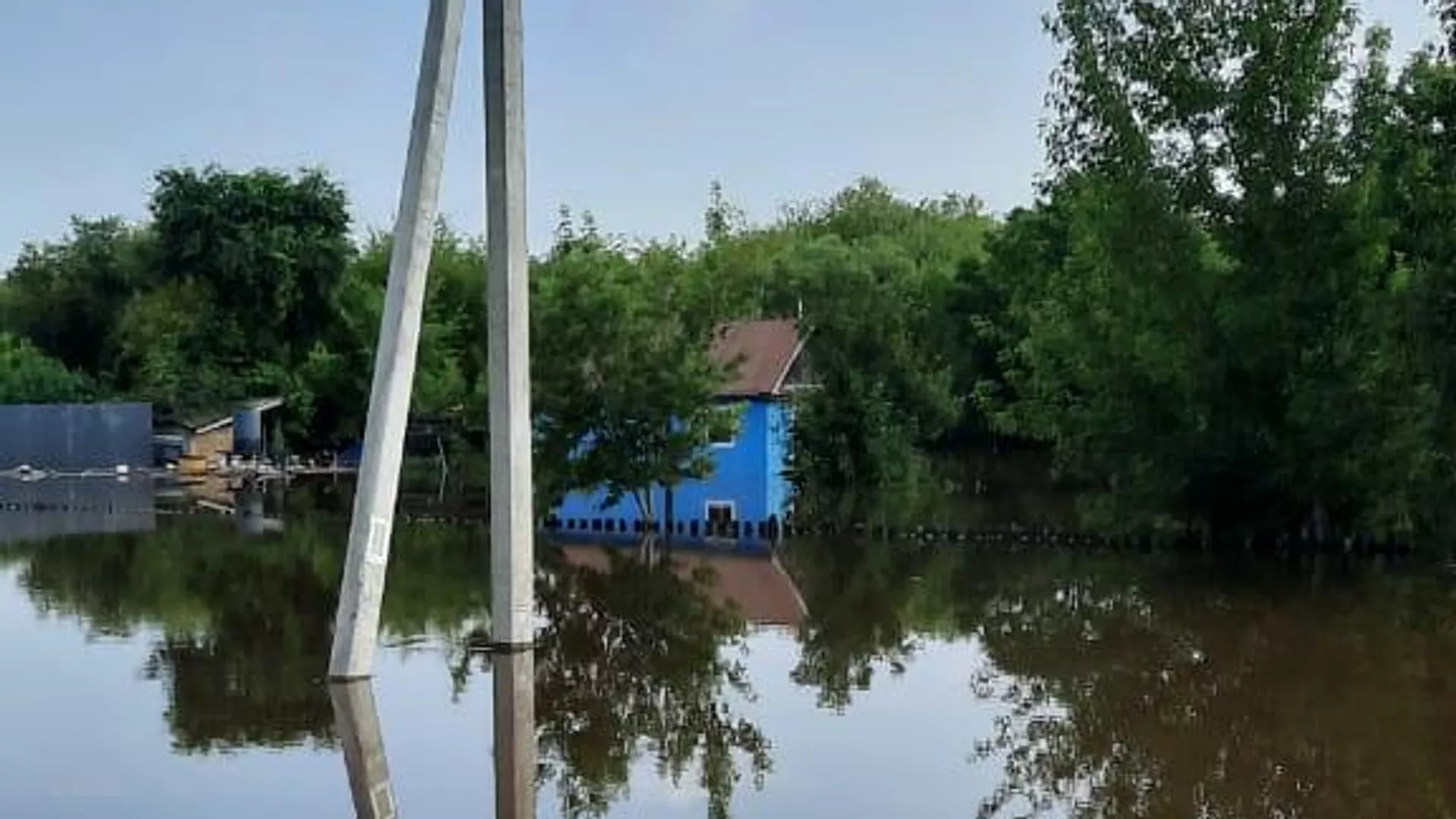 Подтопленная улица из-за резкого подъема уровня в бассейне реки Зеи после прошедших сильных дождей - РИА Новости, 1920, 27.07.2021
