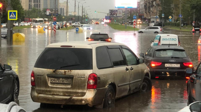 Автомобили на проспекте Вернадского в Москве во время ливня