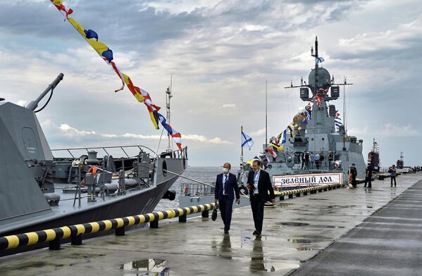 Боевые корабли, ошвартованные в пассажирском морском порту Санкт-Петербурга. На дальнем плане: малый ракетный корабль проекта 21631 Зеленый дол