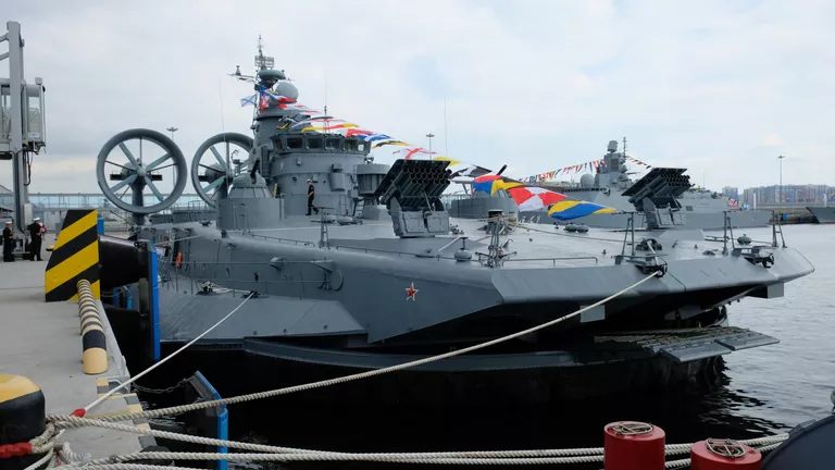 Малый десантный корабль на воздушной подушке проекта 12322 Евгений Кочешков в пассажирском морском порту Санкт-Петербурга Малый десантный корабль на воздушной подушке проекта 12322 Евгений Кочешков в пассажирском морском порту Санкт-Петербурга