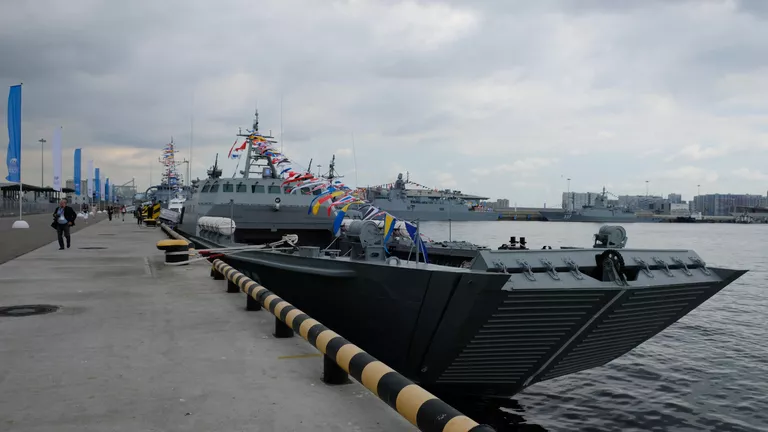 Десантный катер на воздушной каверне проекта 21820 Мичман Лермонтов в пассажирском морском порту Санкт-Петербурга Десантный катер на воздушной каверне проекта 21820 Мичман Лермонтов в пассажирском морском порту Санкт-Петербурга