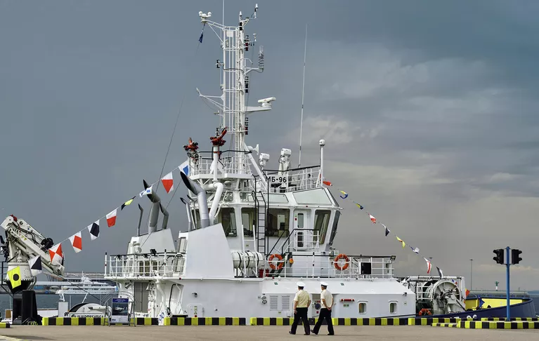 Буксир МБ-96 в пассажирском морском порту Санкт-Петербурга Буксир МБ-96 в пассажирском морском порту Санкт-Петербурга