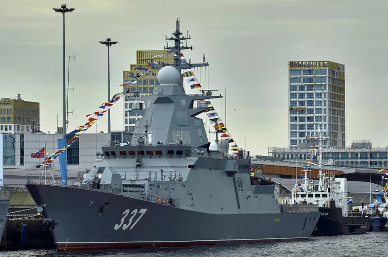 Корвет Гремящий проекта 20385 в пассажирском морском порту Санкт-Петербурга Корвет Гремящий проекта 20385 в пассажирском морском порту Санкт-Петербурга
