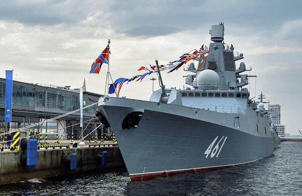 Фрегат Адмирал флота Касатонов проекта 22350 в пассажирском морском порту Санкт-Петербурга