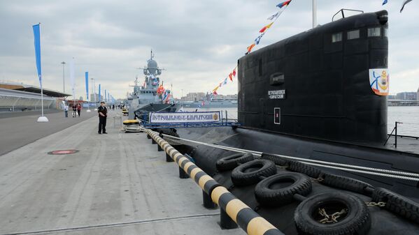 Дизель-электрическая подводная лодка проекта 636 Петропавловск-Камчатский в пассажирском морском порту Санкт-Петербурга