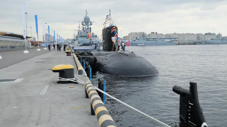 Дизель-электрическая подводная лодка проекта 636 Петропавловск-Камчатский в пассажирском морском порту Санкт-Петербурга Дизель-электрическая подводная лодка проекта 636 Петропавловск-Камчатский в пассажирском морском порту Санкт-Петербурга