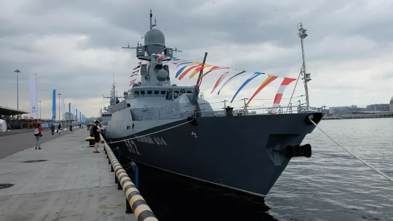 Малый ракетный корабль проекта 21631Зеленый дол в пассажирском морском порту Санкт-Петербурга Малый ракетный корабль проекта 21631Зеленый дол в пассажирском морском порту Санкт-Петербурга