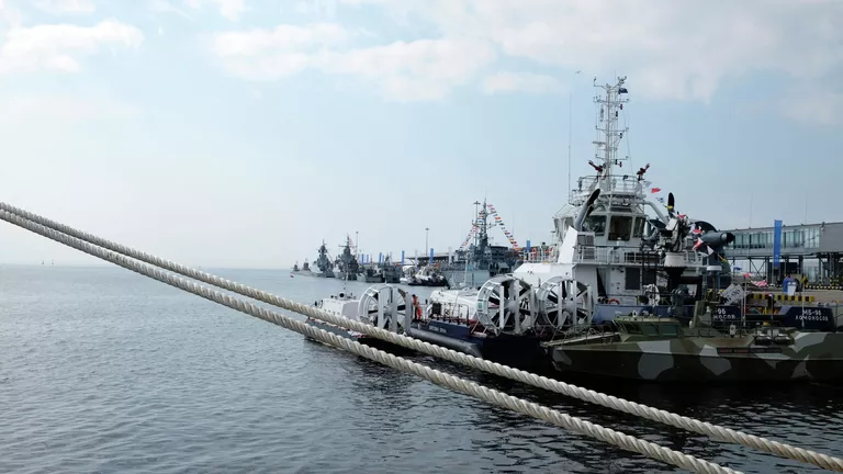Корабли, катера и суда из состава Военно-морского флота и Пограничной службы ФСБ России в пассажирском морском порту Санкт-Петербурга Корабли, катера и суда из состава Военно-морского флота и Пограничной службы ФСБ России в пассажирском морском порту Санкт-Петербурга