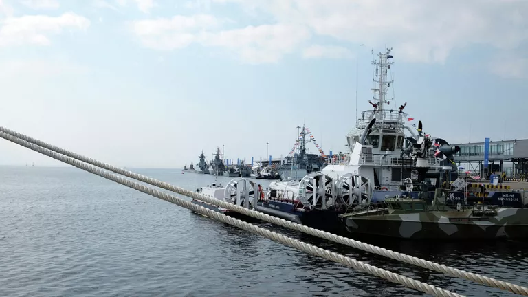 Корабли, катера и суда из состава Военно-морского флота и Пограничной службы ФСБ России в пассажирском морском порту Санкт-Петербурга Корабли, катера и суда из состава Военно-морского флота и Пограничной службы ФСБ России в пассажирском морском порту Санкт-Петербурга