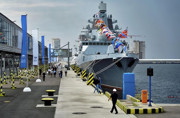 Фрегат Адмирал флота Касатонов проекта 22350 в пассажирском морском порту Санкт-Петербурга
