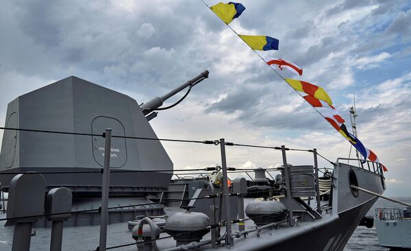 Артиллерийская установка АК-176МА на малом ракетном корабле Одинцово проекта 22800 в пассажирском морском порту Санкт-Петербурга