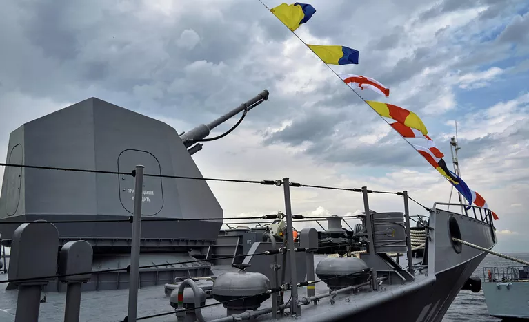 Артиллерийская установка АК-176МА на малом ракетном корабле Одинцово проекта 22800 в пассажирском морском порту Санкт-Петербурга Артиллерийская установка АК-176МА на малом ракетном корабле Одинцово проекта 22800 в пассажирском морском порту Санкт-Петербурга