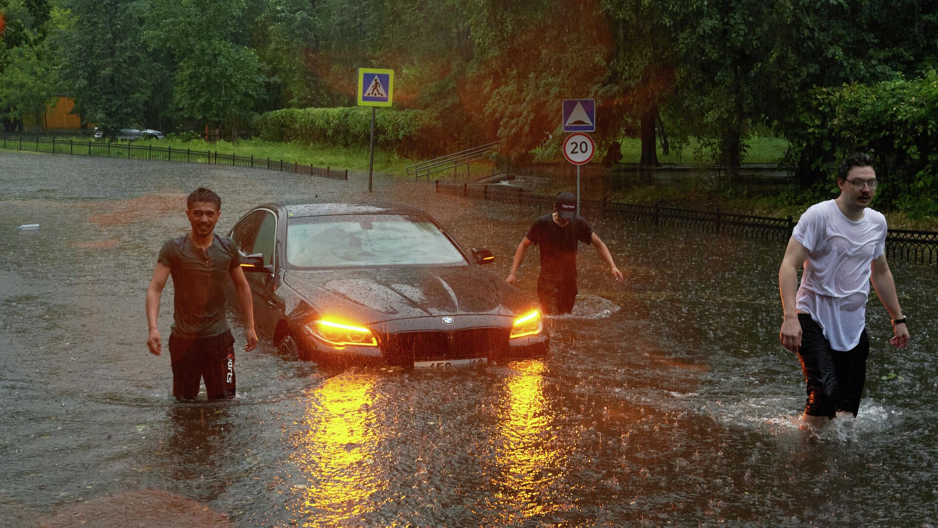 Дождь переехал. Ливень Москва 20.06 2020. Ливень в Москве. Дождь в Москве. Москва дожди затопило.