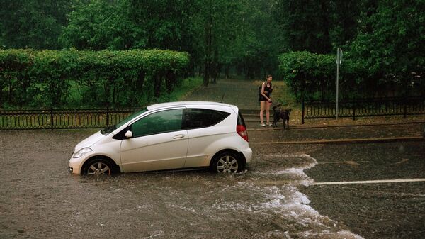 Автомобиль на одной из улиц в Москве во время дождя