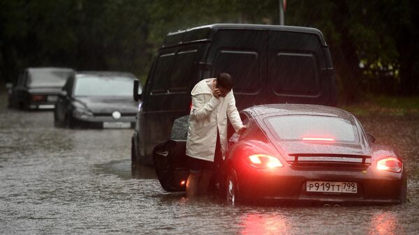 Автомобили на из улиц в Москве во время дождя